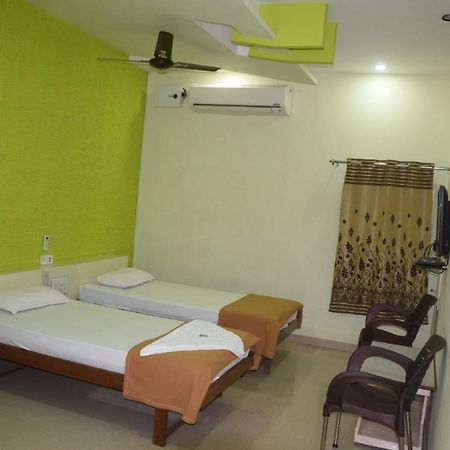 Hotel Uma Executive Lodging Nānded Esterno foto